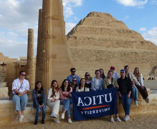 2023年1月，学生们在前往埃及的途中，在萨卡拉举着利记sbo的横幅.